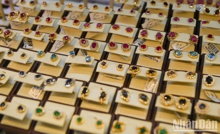 gia-vang-ngay-7/6:-vang-mieng,-vang-nhan-dong-loat-“boc-hoi”-ca-trieu-dong-moi-luong