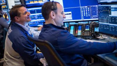 dow-jones-tang-hon-400-diem-va-s&p-500-can-moc-6,000-diem-sau-bao-cao-viec-lam-cua-my