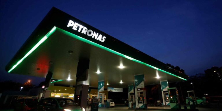 petronas’-10%-layoffs-reflect-energy-shift,-domestic-frictions