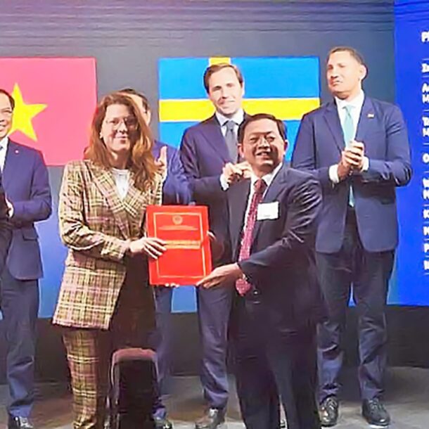 bi-thu-binh-dinh-trao-chung-nhan-dau-tu-du-an-1-ti-usd-cho-nha-dau-tu-thuy-dien