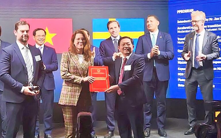 bi-thu-binh-dinh-trao-chung-nhan-dau-tu-du-an-1-ti-usd-cho-nha-dau-tu-thuy-dien