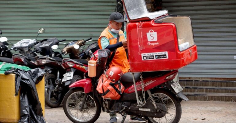 shopee-thu-phi-ha-tang-3.000-dong/don,-nguoi-ban-lo-phai-ganh-chi-phi-lon