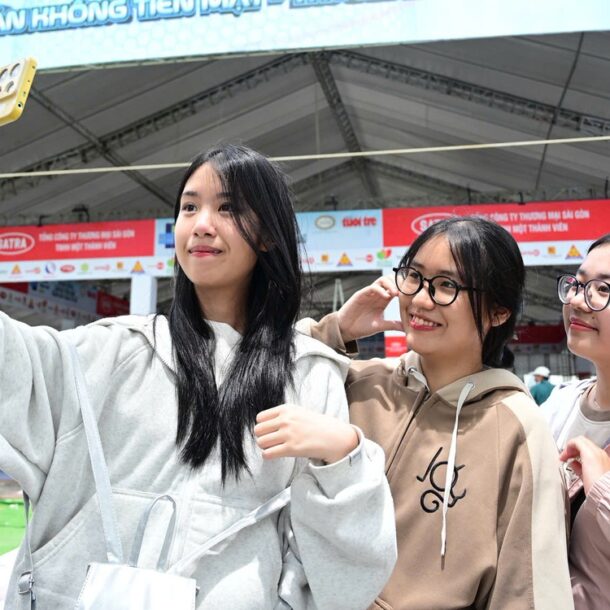 hoi-ha-truoc-gio-g,-pho-di-bo-nguyen-hue-san-sang-cho-dai-tiec-‘ngay-khong-tien-mat’