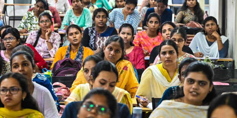 indian-youth-scramble-for-government-jobs-highlights-modi’s-growth-challenge