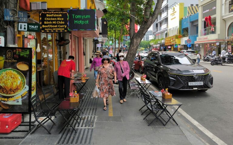tp.hcm-dang-xem-xet-bo-quyet-dinh-32,-phi-via-he-van-thu-nhu-cu