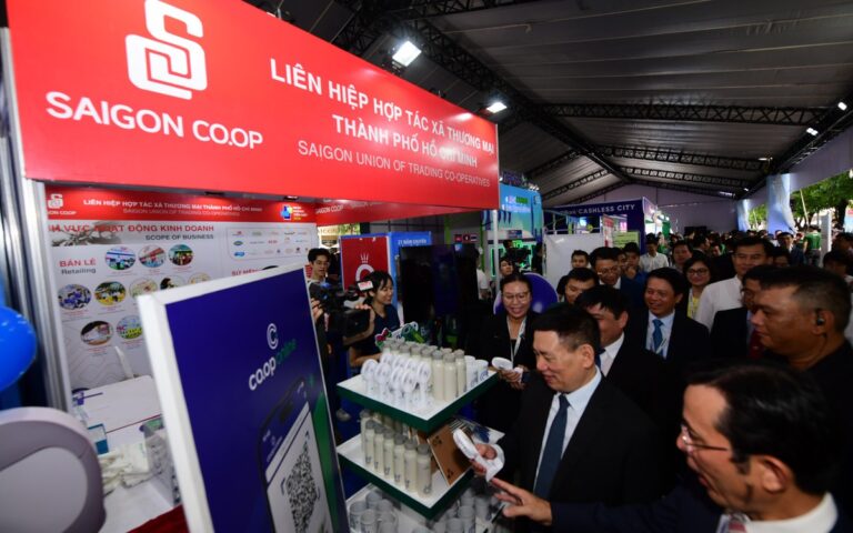 pho-thu-tuong-ho-duc-phoc-trai-nghiem-khong-gian-so-co.op-online