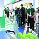 Bạn trẻ hào hứng trải nghiệm thành phố số tại lễ hội không tiền mặt 2025