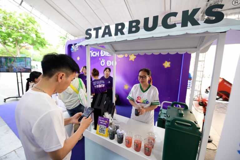gioi-tre-‘ngat-ngay’-nhan-uu-dai-tu-starbucks-khi-thanh-toan-cham-cua-visa