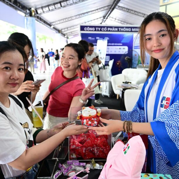 trai-nghiem-‘phong-cho-thuong-gia’,-nhan-qua-may-man-nhat-ban-tu-jcb-tai-le-hoi-khong-tien-mat