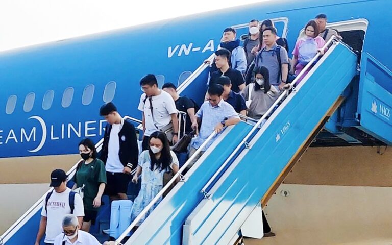 vietnam-airlines-tu-da-nang-di-ha-noi-chuyen-huong-ha-canh-khan-o-phu-bai-cap-cuu-khach-nu