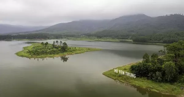 can-canh-du-an-san-golf-nghin-ty-duoi-chan-nui-yen-tu