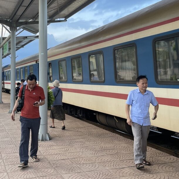tau-hoa-dong-ha-–-dong-hoi-chay-tu-1-7,-gia-ve-105.000/luot,-giam-25%-ve-khu-hoi