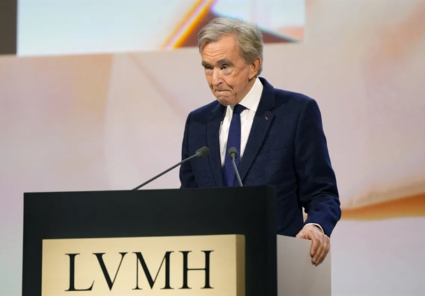 “ong-hoang”-hang-xa-xi-bernard-arnault-doi-mat-khung-hoang-lon-nhat-trong-36-nam-lanh-dao-lvmh
