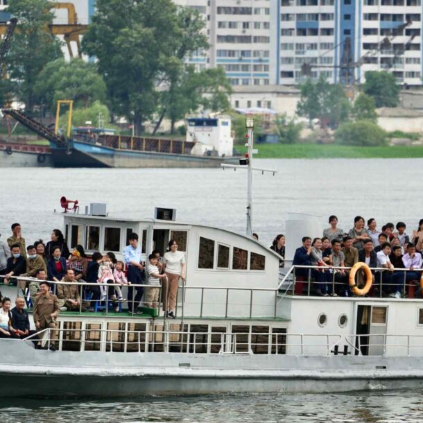 north-korean-tourists-take-in-glimpses-of-chinese-prosperity