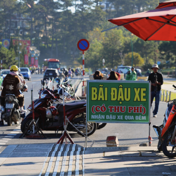 dung-4-bai-giu-xe-o-da-lat-do-no-tien-thue-mat-bang