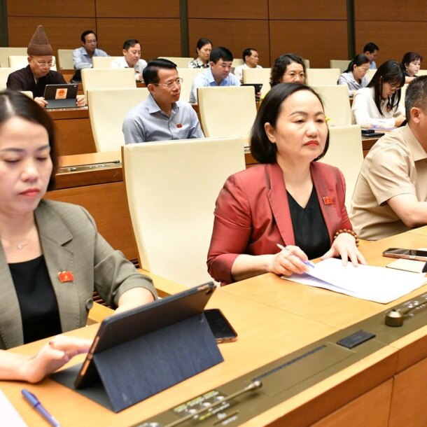 quoc-hoi-dong-y-cho-dia-phuong-duoc-duyet-chu-truong-dau-tu-san-bay,-cang-bien