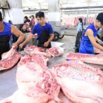 Vì sao thịt heo bẩn vẫn lọt ra thị trường?