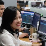 Ồ ạt lao vào mua cổ phiếu, cửa lời đang mở to hay rủi ro rình rập?