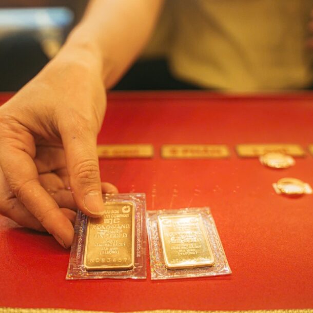 gia-vang-mieng-sjc-vuot-121-trieu-dong/luong,-gia-usd-kich-tran