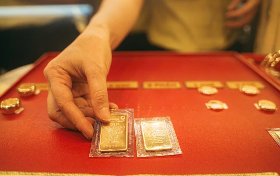 gia-vang-mieng-sjc-vuot-121-trieu-dong/luong,-gia-usd-kich-tran