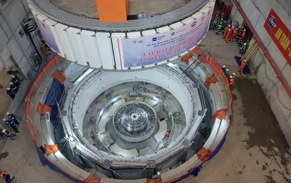 lap-dat-rotor-585-tan-vao-nha-may-thuy-dien-mo-rong-lon-nhat-viet-nam