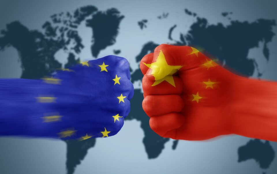 trung-quoc-dap-tra-eu,-han-che-hop-dong-mua-sam-thiet-bi-y-te