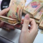 Lý do tiền đồng mất giá dù USD yếu đi