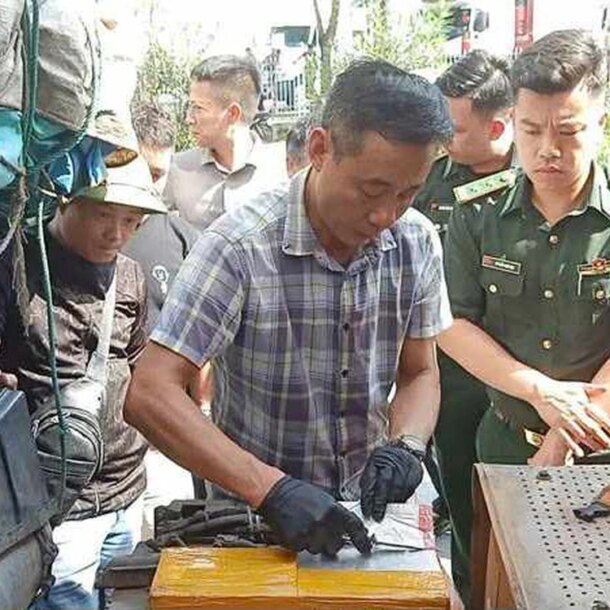 giau-hang-tram-kg-bac-trong-xe-container-tu-trung-quoc-vao-viet-nam