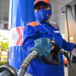 Giá xăng giảm, xăng RON 95 về dưới 20.000 đồng/lít