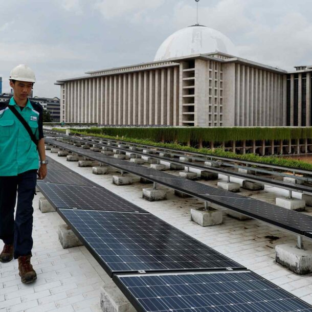 us-solar-panel-makers-request-tariffs-on-indonesia,-laos-and-india