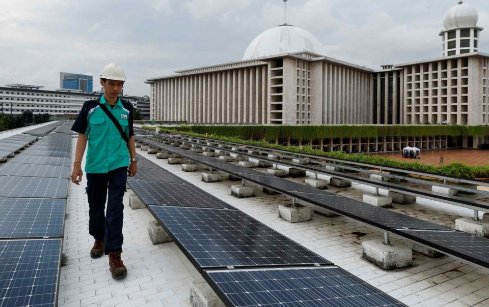us-solar-panel-makers-request-tariffs-on-indonesia,-laos-and-india