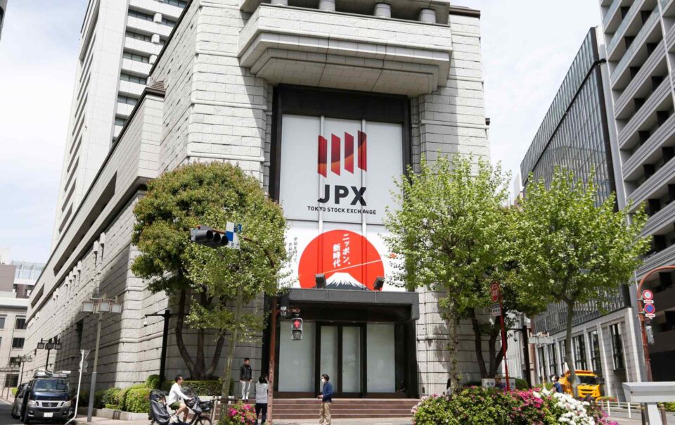 north-american-investors-quadruple-japan-stock-purchases-in-1st-half