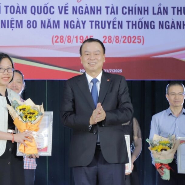 bao-dan-tri-dat-giai-a-giai-bao-chi-toan-quoc-ve-nganh-tai-chinh