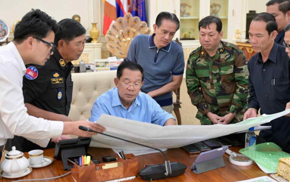 hun-sen-shows-he-is-in-charge-of-cambodia’s-border-crisis