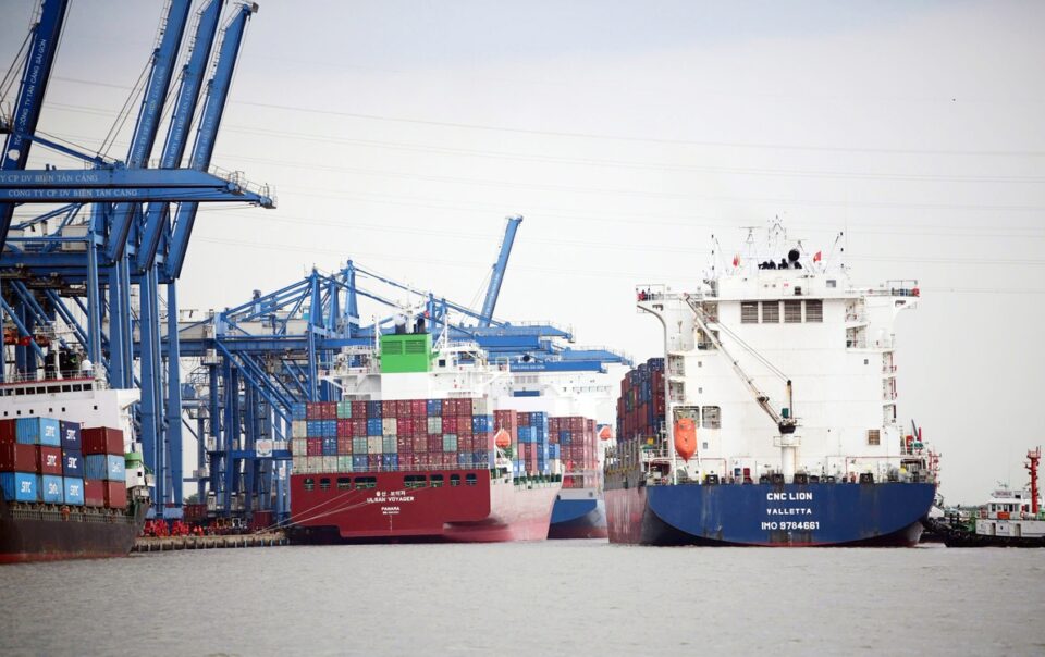 logistics-cho-sieu-do-thi-tp.hcm:-go-qua-tai-bang-xay-cau,-mo-duong-chua-du