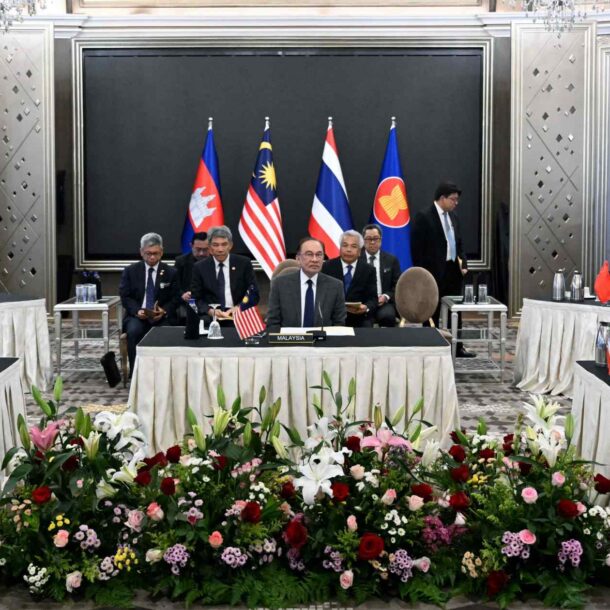 thai,-cambodian-leaders-meet-in-bid-to-end-5-day-border-conflict