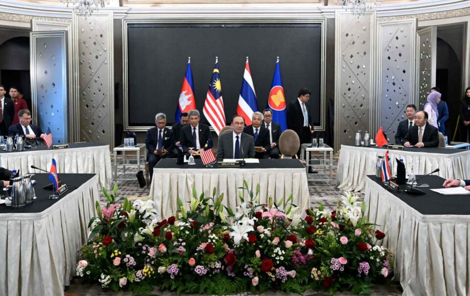 thai,-cambodian-leaders-meet-in-bid-to-end-5-day-border-conflict