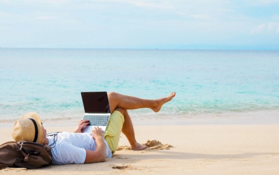 con-sot-“quiet-vacationing”-va-noi-so-vo-hinh-cua-dan-cong-so