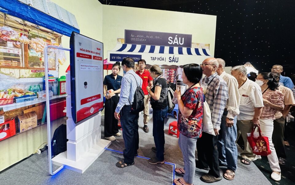 ‘ong-trum’-ban-le-hang-tieu-dung-cho-biet-tieu-thuong-truyen-thong-dang-kho-khan