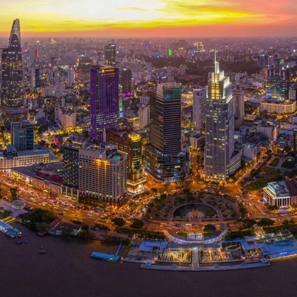 chinh-phu-dang-hop-voi-loat-“ong-lon”-bat-dong-san,-chung-khoan