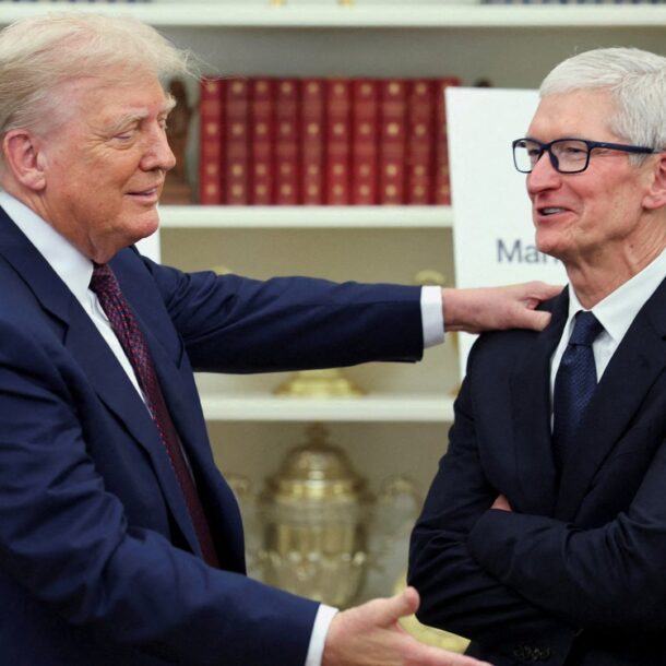 ong-trump-doa-ap-thue-ban-dan-nhap-khau,-apple-hua-dau-tu-them-100-ti-usd-tai-my