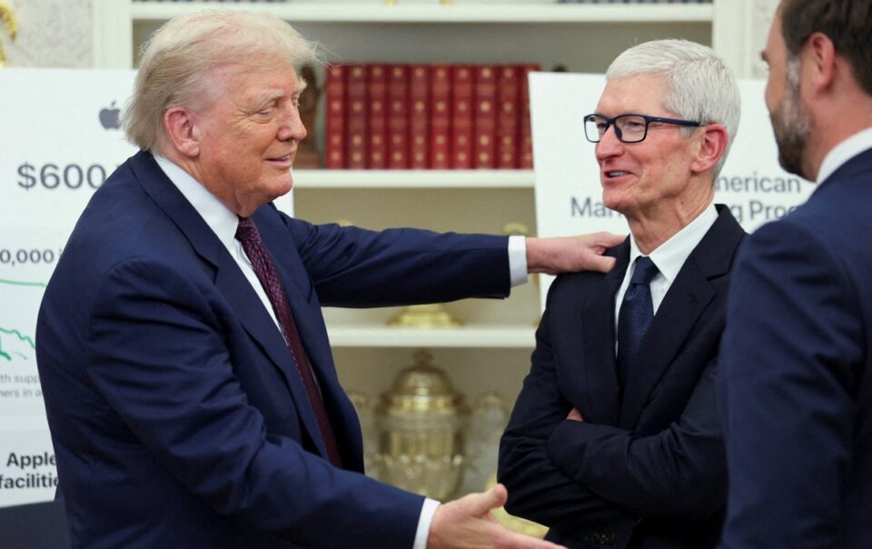 ong-trump-doa-ap-thue-ban-dan-nhap-khau,-apple-hua-dau-tu-them-100-ti-usd-tai-my
