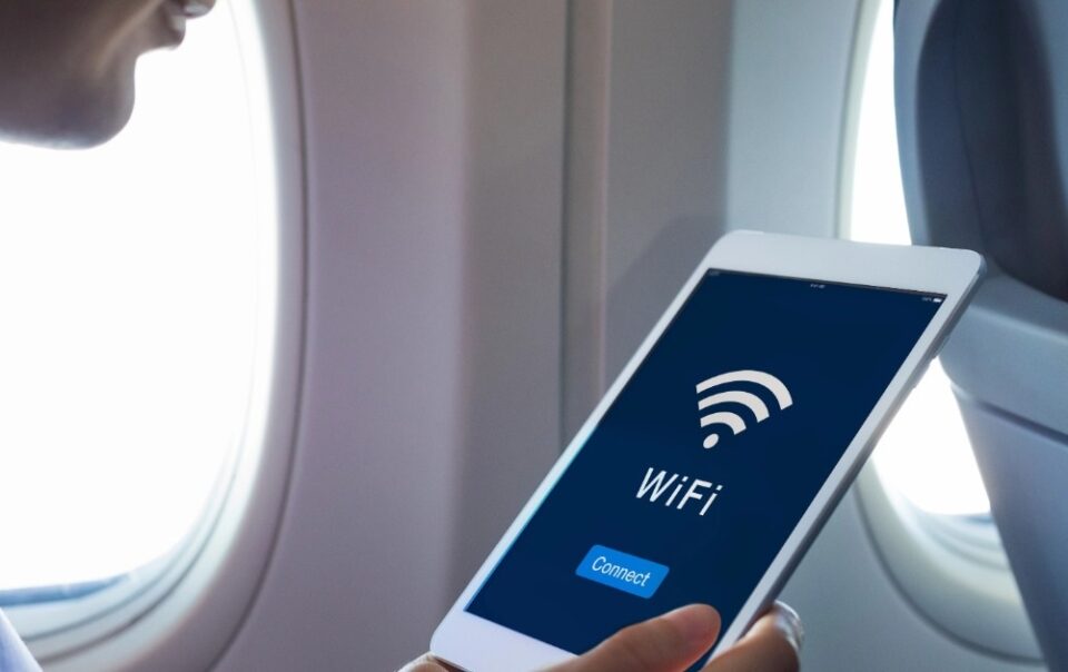 cac-hang-hang-khong-ban-gia-dung-internet-tren-may-bay-ra-sao?