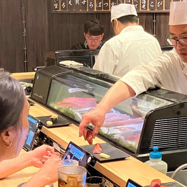 tokyo-sushi-bar-gives-tourists-a-window-on-upscale-dining
