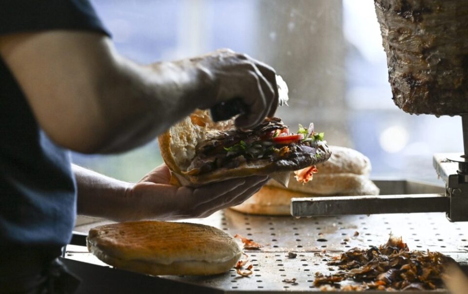 doner-kebab:-buc-tranh-kinh-te-cua-nuoc-duc-qua-mot-xien-thit