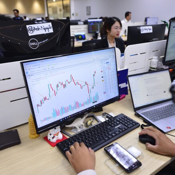 vn-index-duoc-du-bao-len-1.610-diem,-canh-bao-tinh-trang-‘cang’-margin-o-nhieu-ma