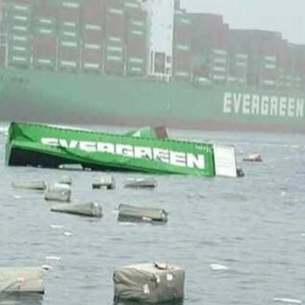 hai-tau-evergreen-gap-nan,-loat-container-roi-xuong-bien