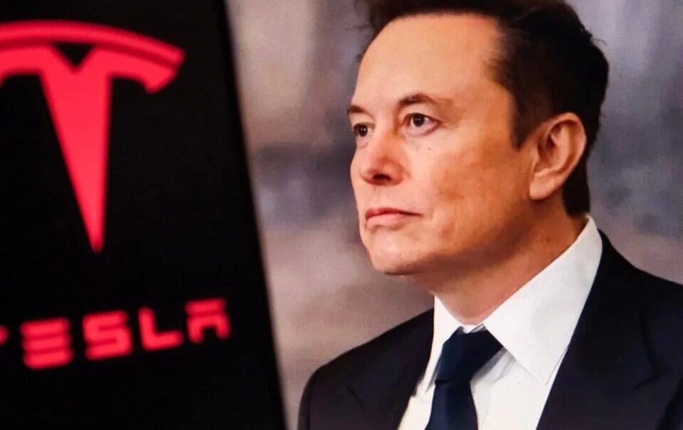 elon-musk-danh-up-thi-truong-nang-luong-anh,-tesla-tu-ban-xe-sang-ban-dien