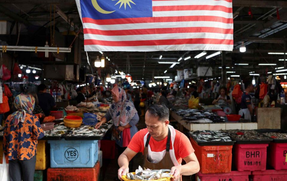 malaysia-expects-‘challenging’-economy-after-flat-q2-gdp-growth