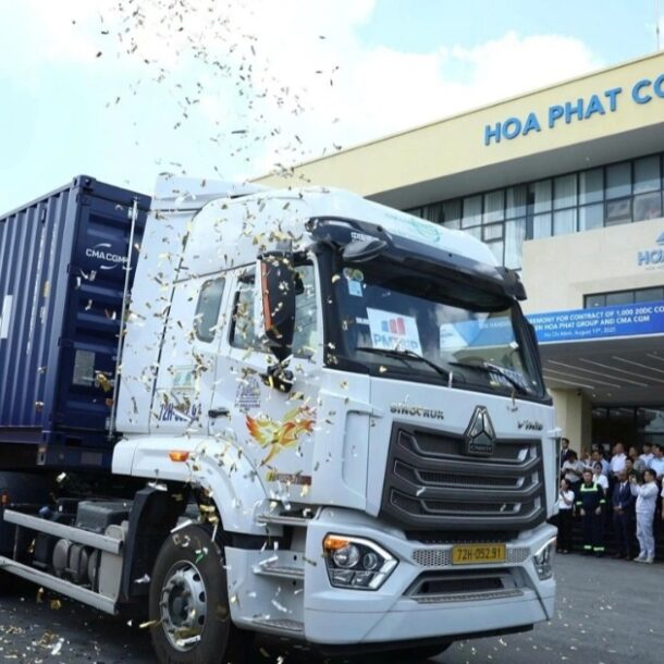 hoa-phat-ban-giao-1.000-container-cho-hang-tau-cma-cgm